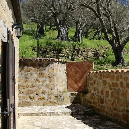 مزرعة للإقامة Il Giglio Pettineo